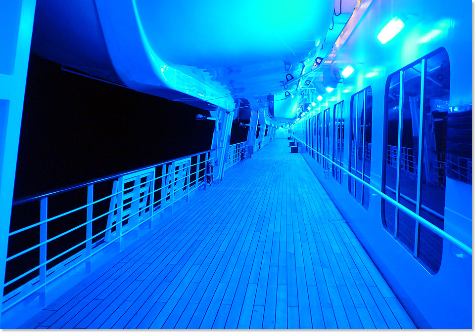 Das Bootsdeck der COSTA FASCINOSA bei Nacht.