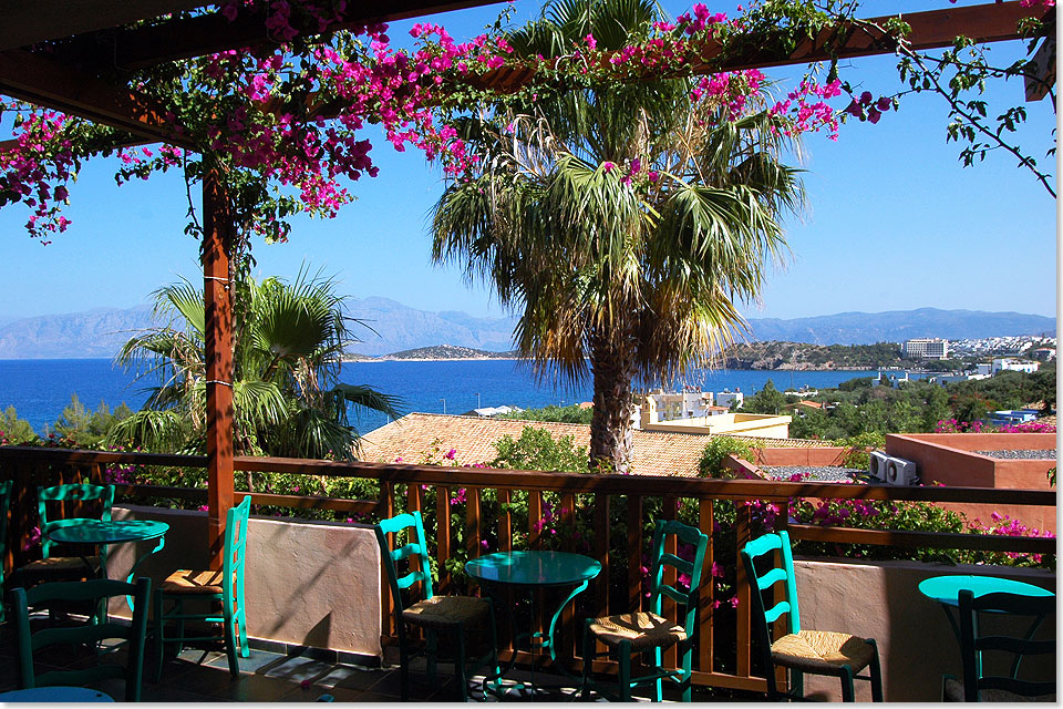  Von der Restaurantterrasse des Hotels Candia Park Village genießt man einen fantastischen Blick auf den Golf von Mirabello und die Stadt Agios Nikolaos.