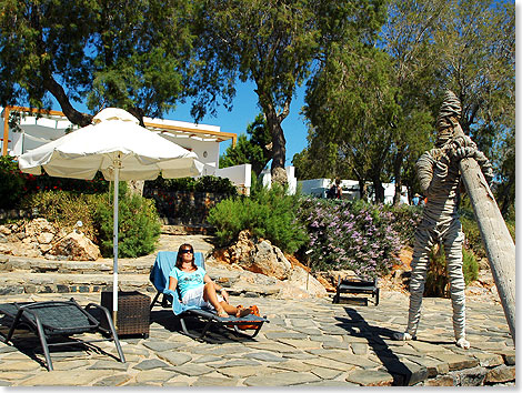 Ob private Terrasse, Strand oder Poolanlage – Plätze zum Relaxen stehen den Gästen im Minos Beach Art Hotel in großer Auswahl bereit.
