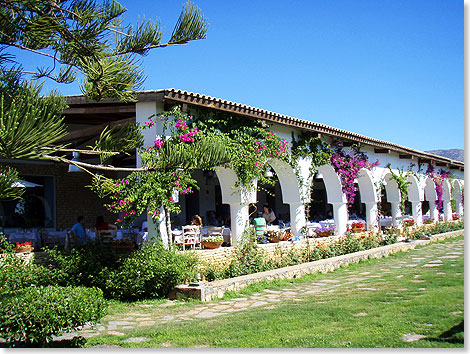 Insgesamt vier ganz verschiedene Restaurants sorgen im Minos Beach Art Hotel fr das leibliche Wohl der Gste  stets mit einer wundervollen Aussicht auf Grten, Kunst, Berge und Meer.