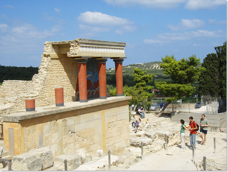 Der Palast von Knossos, Kretas vermutlich grter Metropole des Altertums. Sie war einst Sitz der mchtigen Herrscher der Minoer, die die frheste europische Hochkultur begrndeten. Die Reste einer gewaltigen Palastanlage knden bis jetzt von der Macht und Pracht der einstigen Knigsstadt nahe Heraklion. 