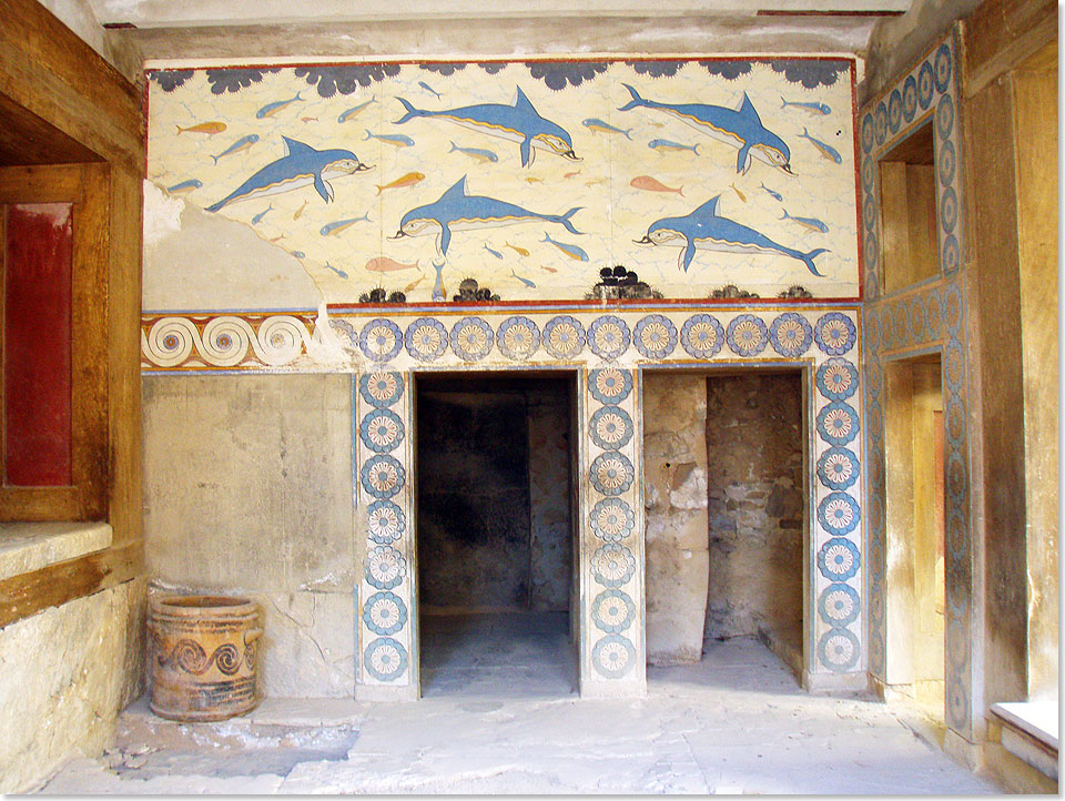 Die Kniginnen-Gemcher des Palastes von Knossos. Bis zu dem verheerenden Erdbeben im 18. Jahrhundert vor unserer Zeitrechnung reckte sich der Gebudekomplex mit seinen mehr als tausend Rumen fnf Stockwerke hoch ber dem Kefala-Hgel. Das Wirrwarr aus Husern, Treppen, Gassen und Mauern erinnert an das Labyrinth, in dem Minos, der Stammvater der Minoer, dem Mythos nach das menschenfressende Ungeheuer Minotauros gefangen hielt.