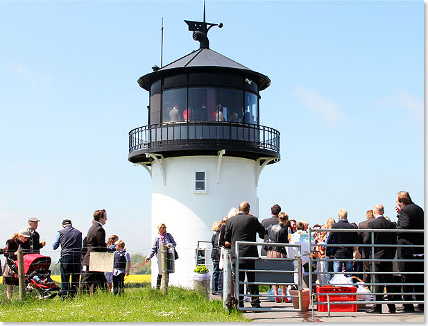 Hochzeitsgesellschaft in und um den Leuchtturm Dicke Berta.