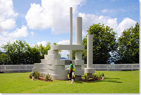 Dieses Denkmal des lettischen Knstlers Janis Mintiks und einige Ruinen erinnern heute an die Zeit der Kolonie Jaunkurzeme (Neukurland), wie die Letten die Insel nannten. Unter ihrer Herrschaft 1639 bis 1693 standen hier das Fort und die bescheidenen Bauten der damaligen Hauptstadt Jekaba Pilseta (Jakobsstadt).