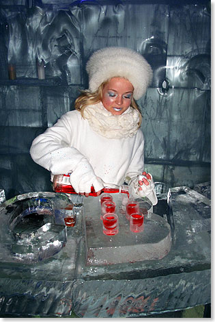 ... die Eisprinzessin schenkt in der Eisbar leckeren Wodka aus.