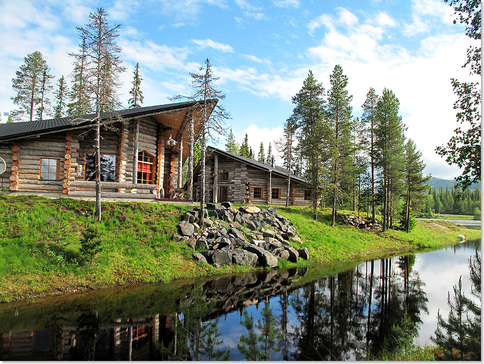  Die stilechte Unterkunft im Lappland-Urlaub: Eine Blockhtte am See mit Sauna und Terrasse, hier in Rukan Salonki.
