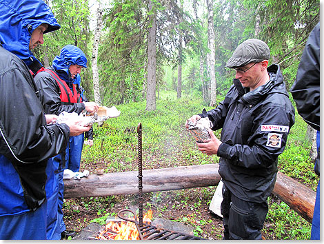 Picknick in der Wildnis: Rafting ist anstrengend  der Guide serviert in der Pause Elchburger ber offenem Feuer.