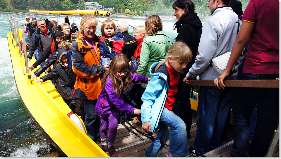 Ausstieg zum Mittelfelsen. Der stolze Fels inmitten der tosenden Wassermassen ist nur mittels Schiff zu erreichen.