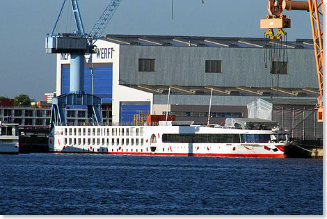 Die A-ROSA FLORA an der Ausrstungspier der Neptun Werft in Rostock Warnemnde.