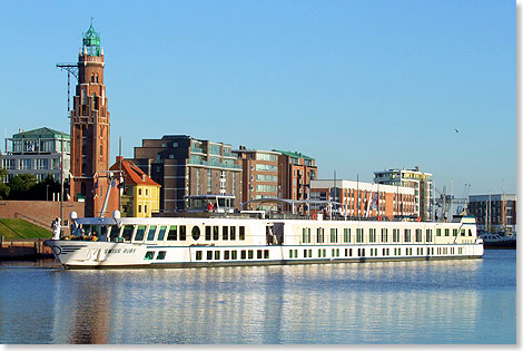 Die SWISS RUBY machte im Bremerhavener Neuen Hafen unterhalb des historischen Simon-Loschen-Leuchtturms fest.