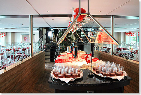 In der Mitte des Restaurants Matterhorn ist das Buffet angeordnet.