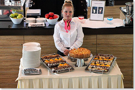 Nachmittags wird im Salon Kaffee und Kuchen gereicht.