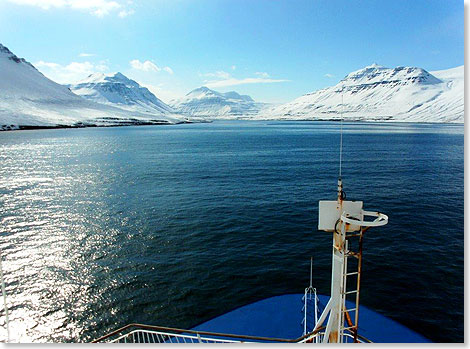 In Gjgv am Djupini-Sund, dem Hauptdurchfahrwasser auf dem Weg nach Island.