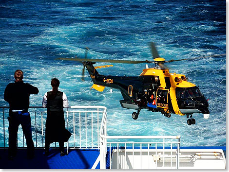 Es ist wirklich keine Fotomontage, ein Helikopter der schottischen Kstenwache bei einer bung, die 30 Minuten lang andauerte.