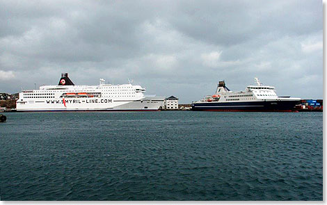 Im Hafen von Torshavn, der Hauptstadt der Frer, die SMYRIL (rechts im Bild)bedient die Linie nach Suduroy derselben Reederei (Strandfaraskip Landsins).