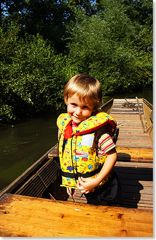 Noch ist Amadeus im Fischerboot mit Gondoliere unterwegs. Wohl schon im nchsten Sommer wird er selbst paddeln.