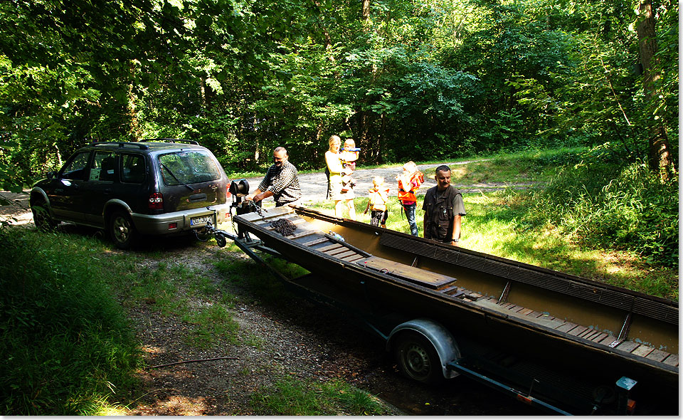  nur in Flierichtung gefahren werden darf, ist ein zweiter Mitarbeiter als Abholer ntig. Die Boote mssen auf dem Landweg zurck transportiert werden. Der hohe Aufwand erklrt auch den Preis fr die Bootstouren.