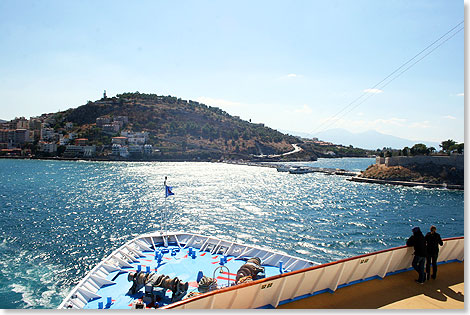 Die LOUIS OLYMPIA legt rckwrts im Hafen von Kusadasi ab. Der breite Rundgang unter der Kommandobrcke ist ideal, das Geschehen fast aus der Perspektive des Kapitns zu beobachten.