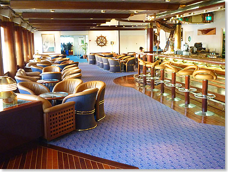 In der Clipper Bar auf Deck 5 laden schwere Ledersessel und ein maritimes Ambiente zum Verweilen ein.