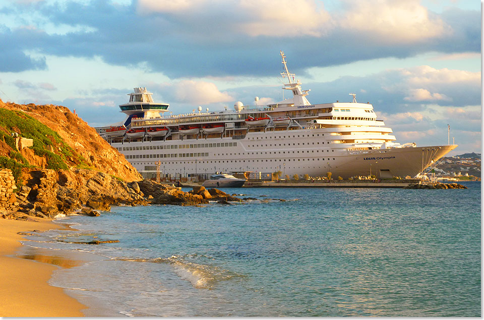 Die LOUIS OLYMPIA in der Abendsonne an ihrem Anleger in Mykonos.