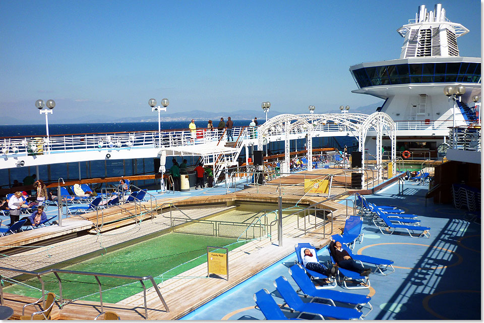 Auf dem Oberdeck der LOUIS OLYMPIA haben gleich zwei groe Swimmingpools hintereinander Platz. Der Schornstein mit der darin integrierten Sky Bar weist auf die Vergangenheit des Schiffes als SONG OF AMERICA hin.