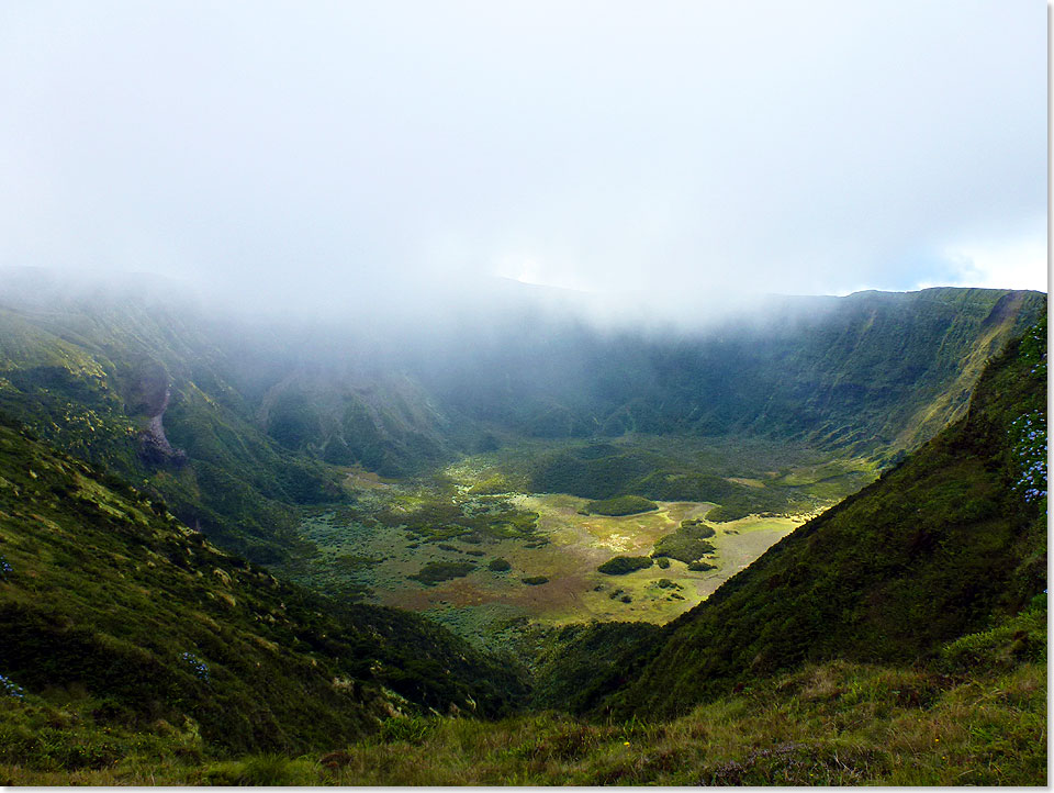 Die Caldera des Cabeco Gordo auf Faial ist cirka 500 Meter tief und kann in einer zweistündigen Wanderung umrundet werden.

