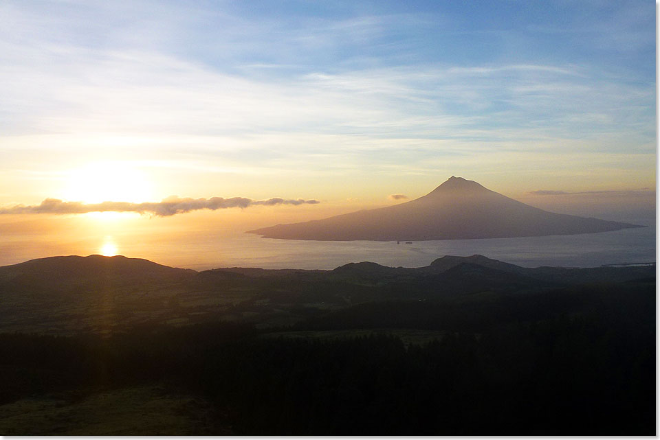 Von der Caldera auf Faial aus kann man beobachten, wie die Sonne hinter Pico aufgeht.