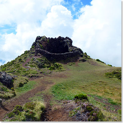 Auf dem Weg zum Gipfel des Picos gibt es kleine Vulkankrater zu erkunden.