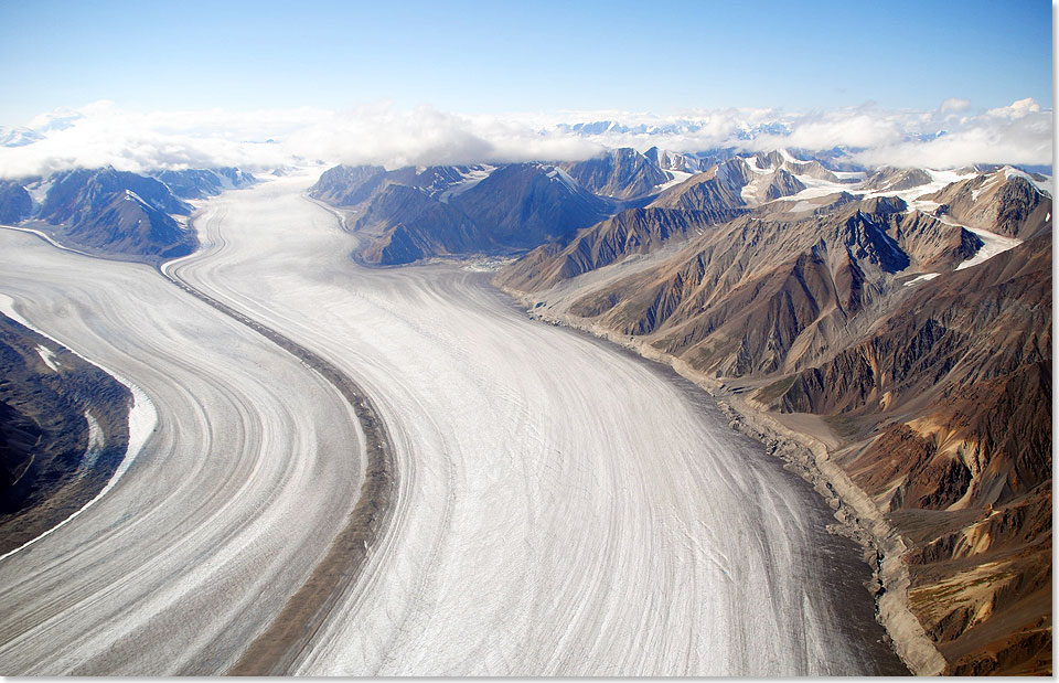 Bis zu 1.000 Meter mchtig ist der gewaltige Eisstrom des Kaskawulsh-Gletschers. Er bedeckt eine Flche von rund 25.000 Qudratkilometer. Weiter unten mnden noch der Stairway-Gletscher und ein Sdarm in ihn ein.