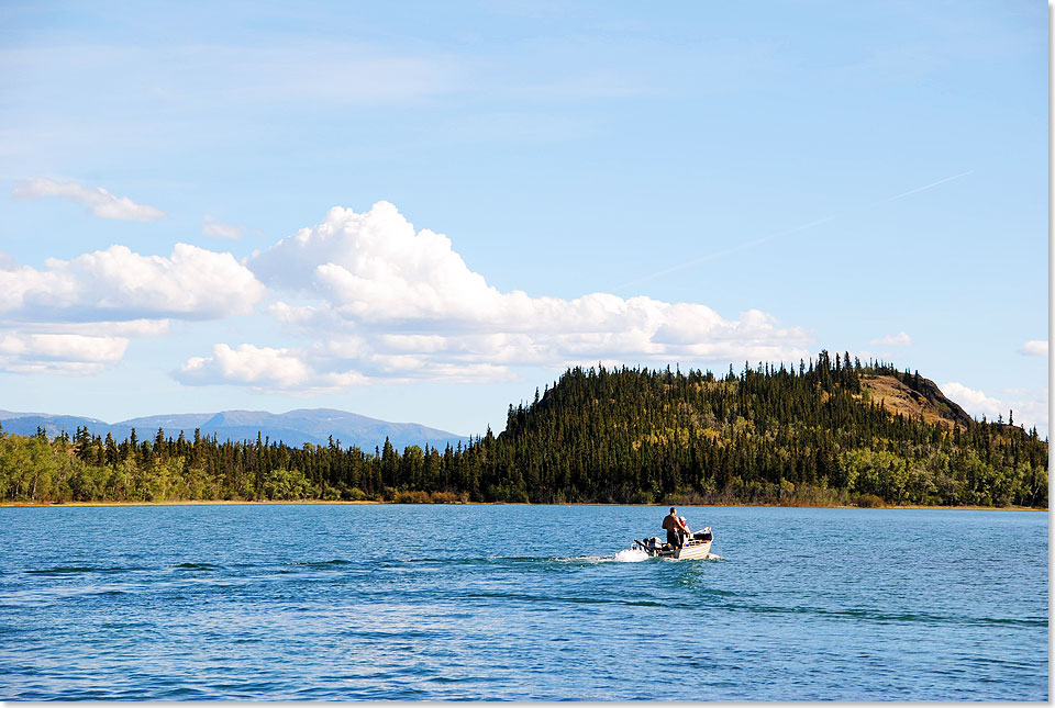  Ta'an Mn heit der Lake Laberge in der Sprache der Indianer Ta'an Kwach'an, deren Vorfahren hier seit 8.000 Jahren beheimatet sind. Seit 2005 wird das Gebiet um den See wieder von dem Indianerstamm regiert.
hr