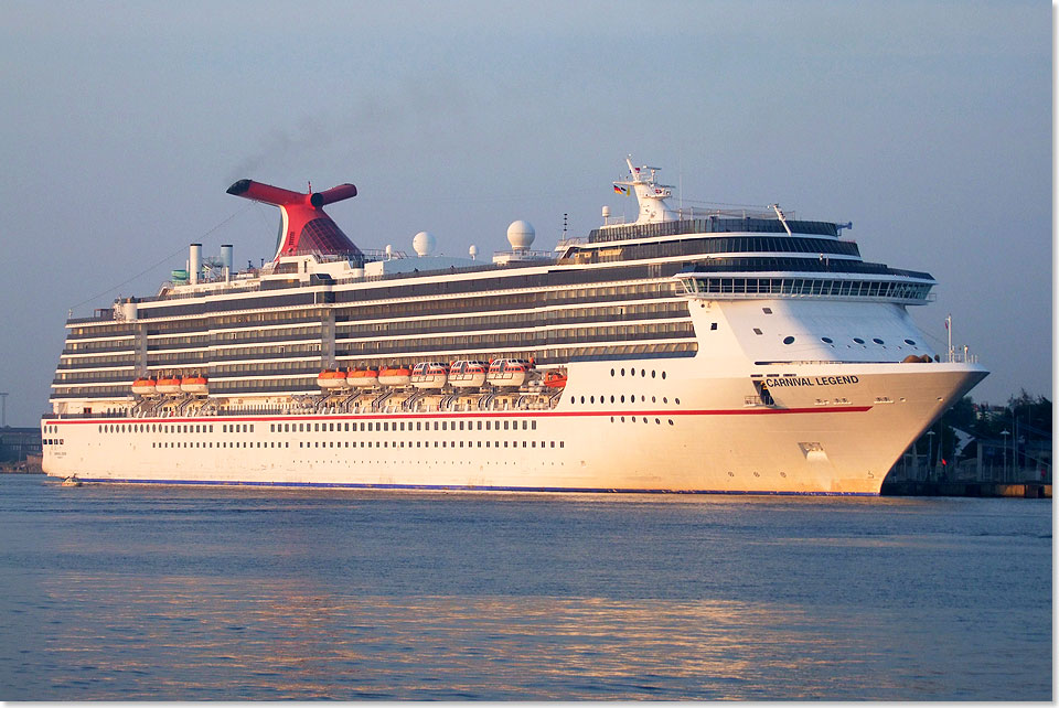 Die CARNIVAL LEGEND im August 2013 vor Warnemnde.
 