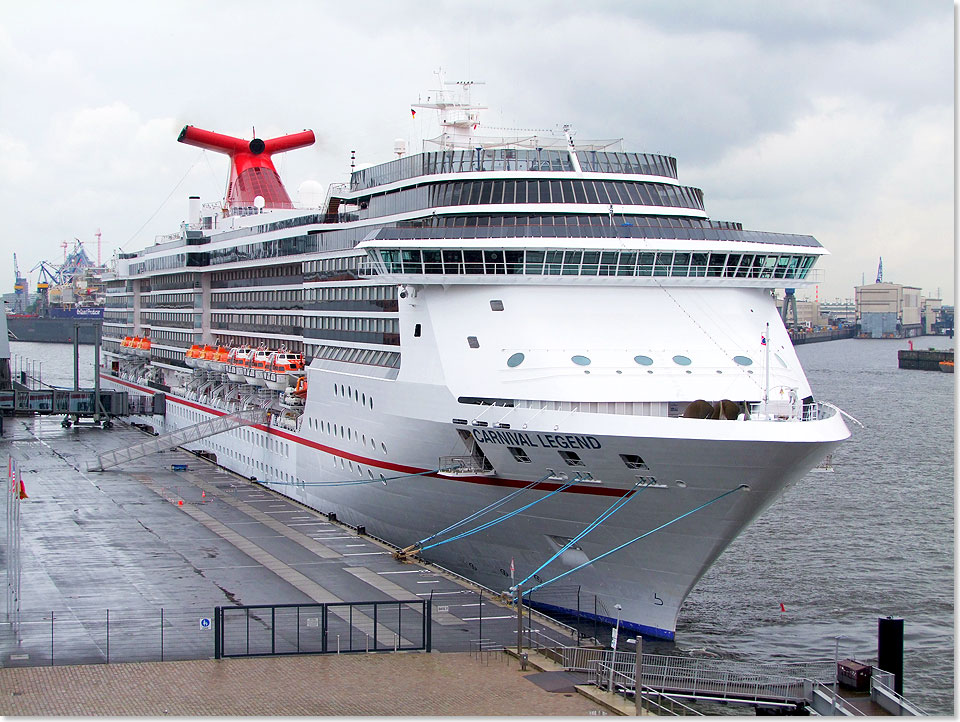 Die CARNIVAL LEGEND legte am 9. September 2013 in Hamburg am Kreuzfahrtterminal in Altona an.
