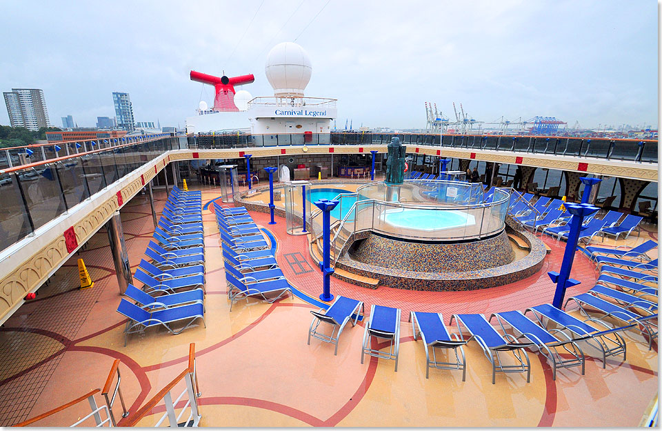 Das Sonnendeck auf Deck 9 mit Pool und Whirlpool.