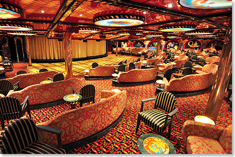 Knallbunt ist auch die Firebird Lounge unterhalb des Theaters auf Deck 1.