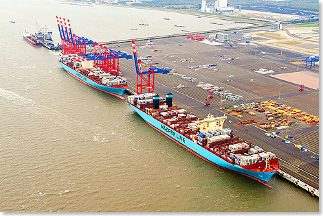 Zwei Großcontainerschiffe gleichzeitig am JadeWeserPort