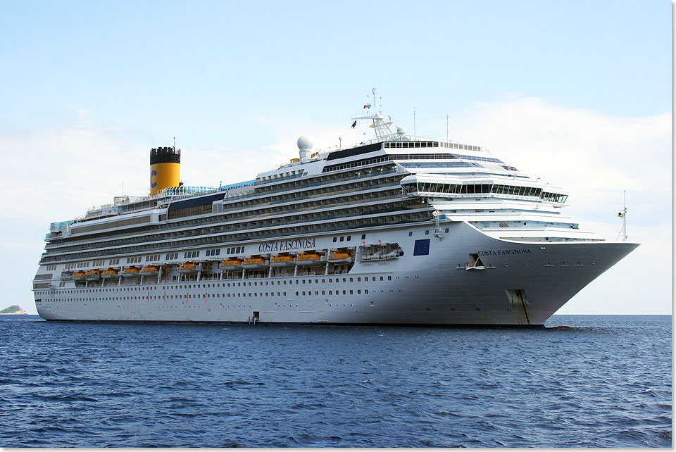  Nirgendwo ist der Anblick des eigenen Schiffes so imposant wie aus dem Tenderboot. Hier liegt die COSTA FASCINOSA auf Reede vor Dubrovnik.