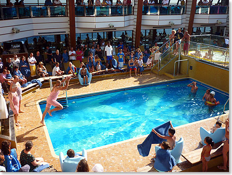 Eine Gaudi fr Jung und Alt: Der Arschbombenwettbewerb auf dem Pooldeck.