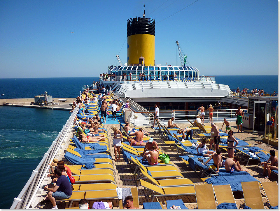  Bei Sommersonnenschein wird das groe Oberdeck der COSTA FASCINOSA zum Mittelpunkt des Schiffes.  