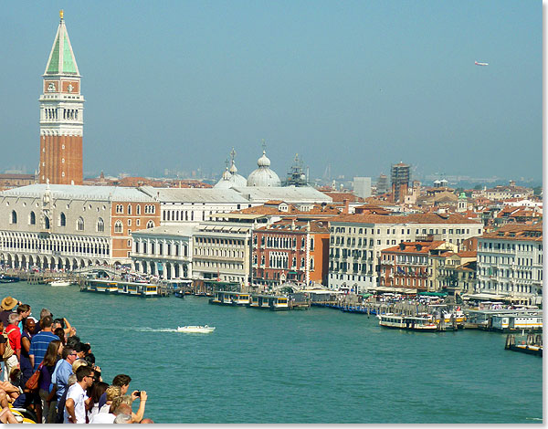 Trotz aller berechtigter Kritik von Umweltschützern: Das Ein- und Auslaufen in die Lagune von Venedig

zählt zu den Höhepunkten einer jeden Mittelmeerkreuzfahrt.