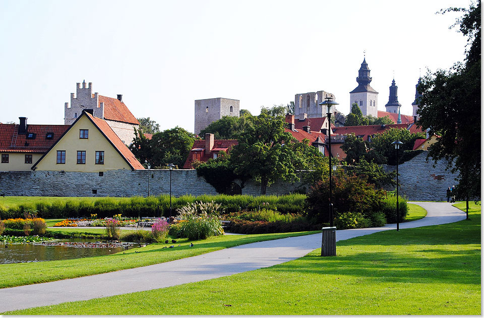 die Türme des Doms, die Viborg-Ruine und die Dächer der Altstadt von Visby.

