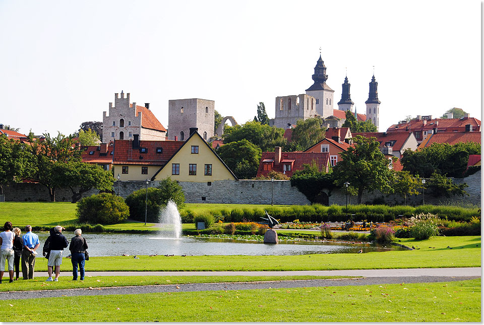 Die schwedische Inselstadt Visby begrüßt ihre Besucher in ihrem „grünen Vorzimmer” Almedalen – zu deutsch: Ulmental, benannt nach den Bäumen, die hier 1870 gepflanzt wurden und diese Parkanlage begründeten. Im Mittelalter, zu Hansezeiten, befand sich hier der Alte Hafen, der im Laufe der Jahrhunderte versandet war.