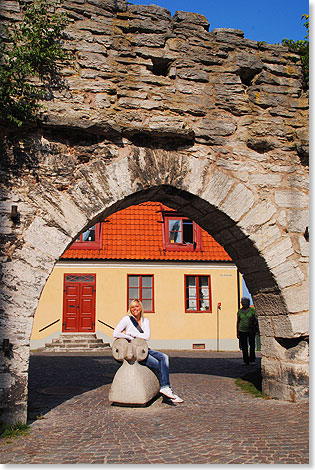 Den Widder von Gotland – Wappentier und Wahr-
zeichen seiner Insel – hat der gotländische Künstler Anders Årfelt in einer Skulptur verewigt. Das treue Betontier macht sich doppelt nützlich – als gewolltes Verkehrshindernis, sowie als Fotomotiv.