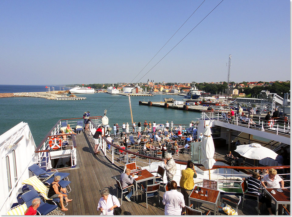 Der Neue Hafen von Visby befindet sich etwas weiter entfernt von der Stadt, wo die Ostsee tiefer ist. Wo frher Hansekoggen ein- und ausliefen, legen heute Kreuzfahrtschiffe wie die MS ASTOR und die Fhrschiffe an  im Bild das achtere Passagierdeck des Schiffes.