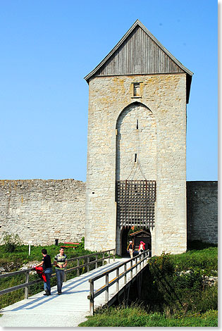 Bevor der Stadtrundgang zu Ende geht  noch ein Blick vom Halsgraben auf den Dalmansturm mit seinem Respekt einflenden Fallgitter.