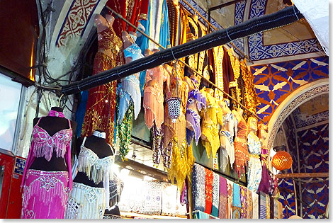 Für den großen Auftritt: Im großen Bazar von Istanbul ist alles zu haben, was Freude macht. Wer stilgerecht bauchtanzen möchte, findet hier seine Berufskleidung, reizvoll in luftiger Höhe angeboten.