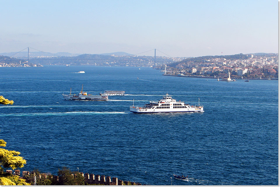 Foto: Dieter Bromund, Bremen Der Sultan würde seine Freude haben. Der Bosporus trennt zwar Europa von Asien, aber zahllose Schiffe und zwei Brücken verbinden die beiden Teile der Stadt.