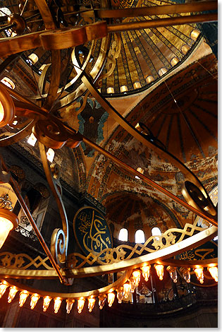 Blick zur Decke in der Hagia Sophia. Deckenbilder
wurden bermalt und wieder frei gelegt. Die besten Architekten haben an ihr gebaut. Sie wirkt im Inneren leichter als von auen, wo dicke Pfeiler und krftige Anbauten ihre Mauern und Kuppeln verstrken.