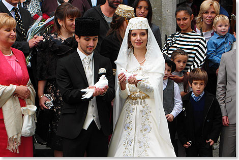 Der Augenblick der Freiheit: Muslimische Hochzeit im Palast der Khane in Bachtschissaray. Braut und Bräutigam schenken nach ihrer Trauung einem Paar weißer Tauben unter dem Beifall der Gäste die Freiheit.