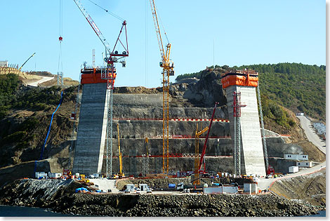 Zeichen fr politisches Wollen? Eine noch grere Brcke wird 2015 am Ausgang des Bosporus zum Schwarzen Meer Europa und Asien verbinden und zwei Autobahnen, die auf dem asiatischen Teil der Trkei der Kste folgen und auf dem europischen nach Westen fhren.