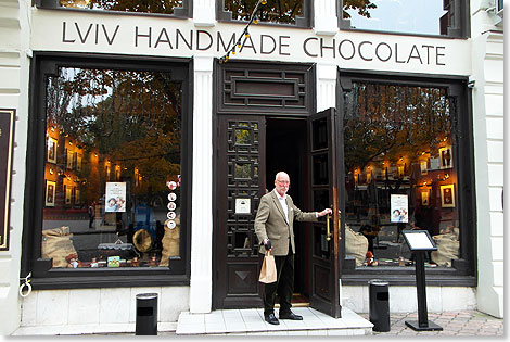 Aus Lviv, dem ehemaligen Lemberg, das so oft seine Landesherren wechselte, stammt der Betreiber dieser Konditorei. Seinen Pralinen, Schokoladen, Kaffees und Kakaos ist kaum zu widerstehen. Der Laden fr handgemachte Schokolade ist in der Fugngerzone von Odessa zu finden.  Der Autor konnte dem Angebot nicht widerstehen.